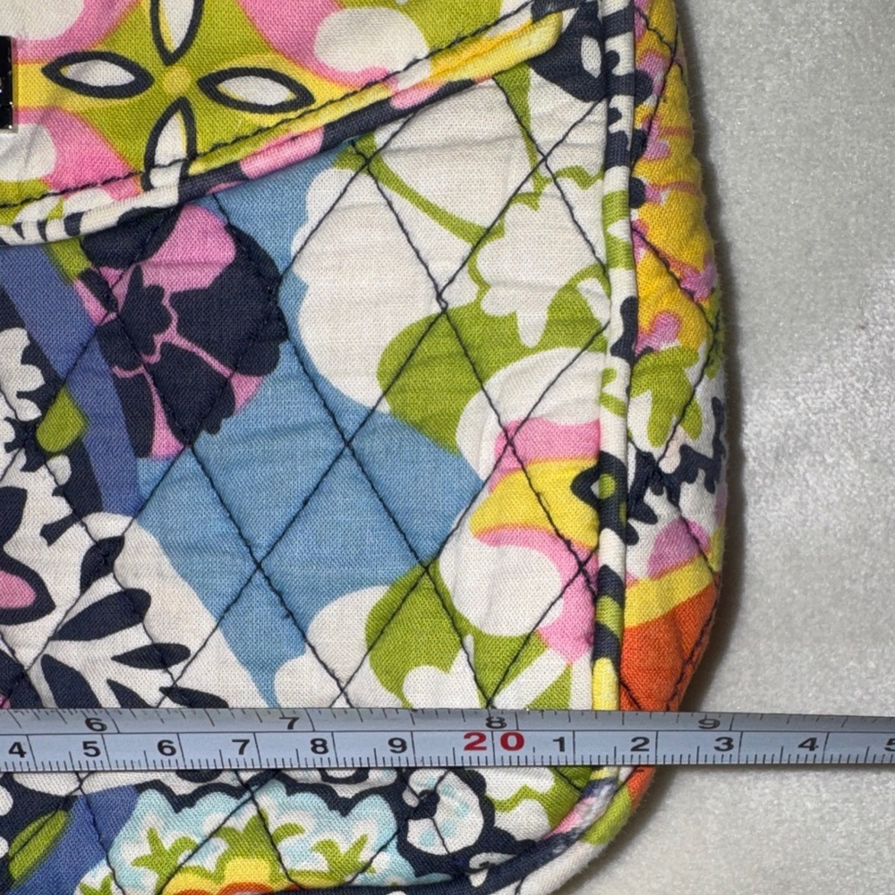 Vera Bradley Crossbody Bag with earrings and a pen - Picture 8 of 11